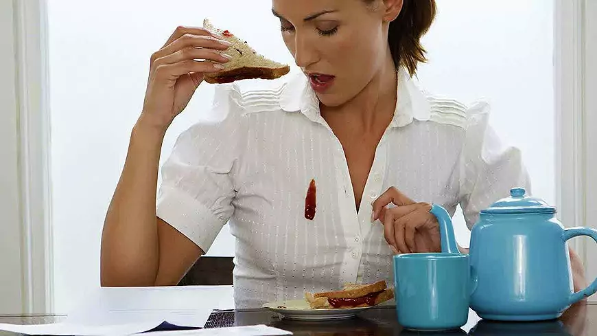 Как вывести пятно с белой одежды в домашних условиях не прибигая к химии