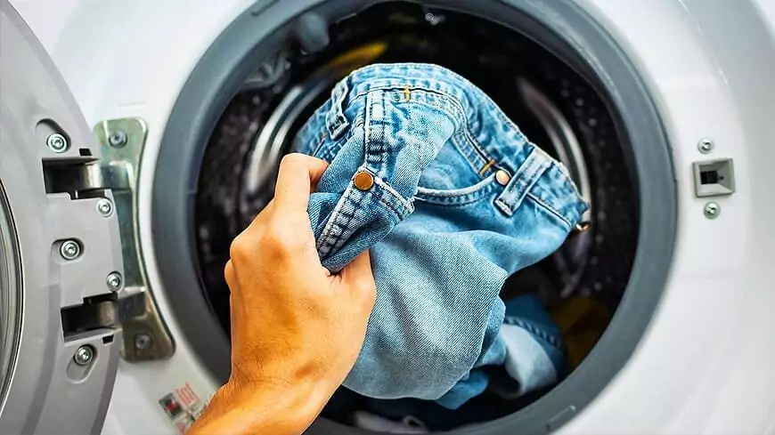 Как правильно постирать джинсы в домашних условиях в простой стиральной машинке.