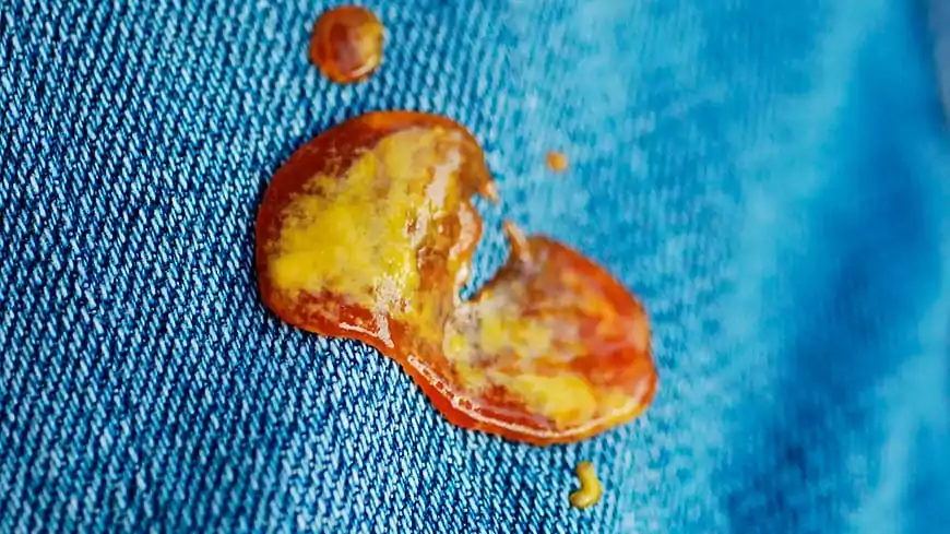 Как отстирать смолу с джинс: проверенные способы в домашних условиях помогут спасти любимые брюки после похода в лес.
