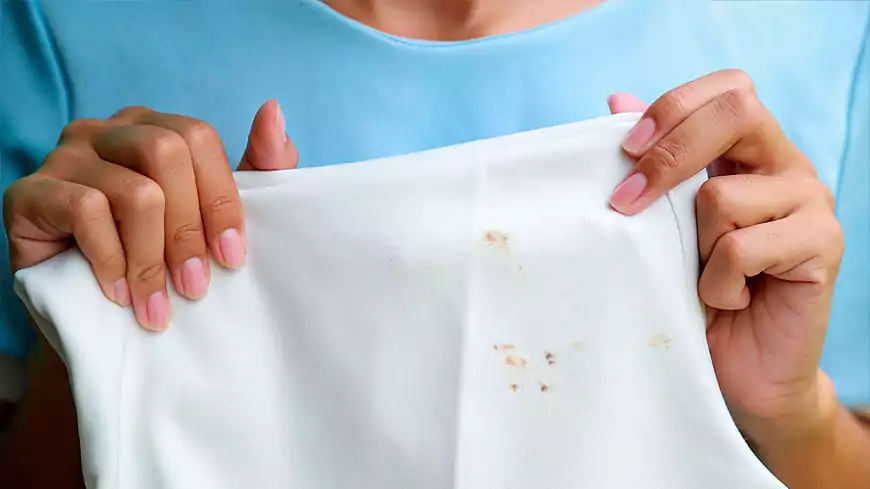 Даже если пятно старое, как вывести жирное пятно с белой футболки: проверенные способы из нашего руководства помогут вернуть одежде чистоту.